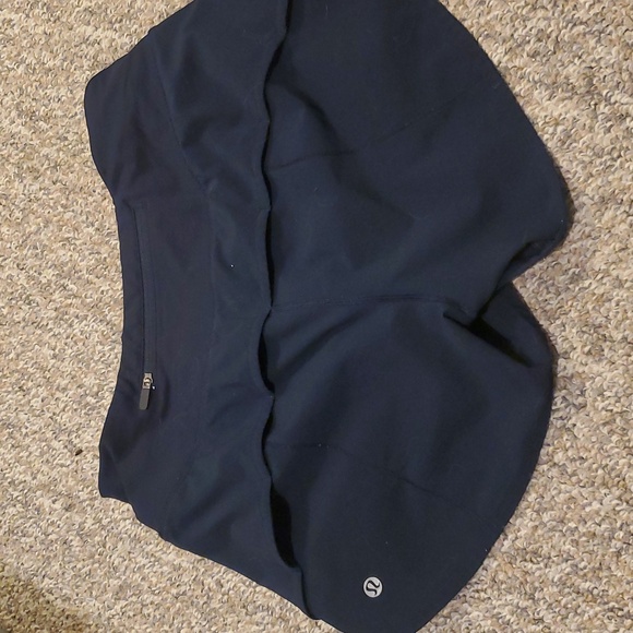 Lululemon shorts size 4 - Picture 2 of 4